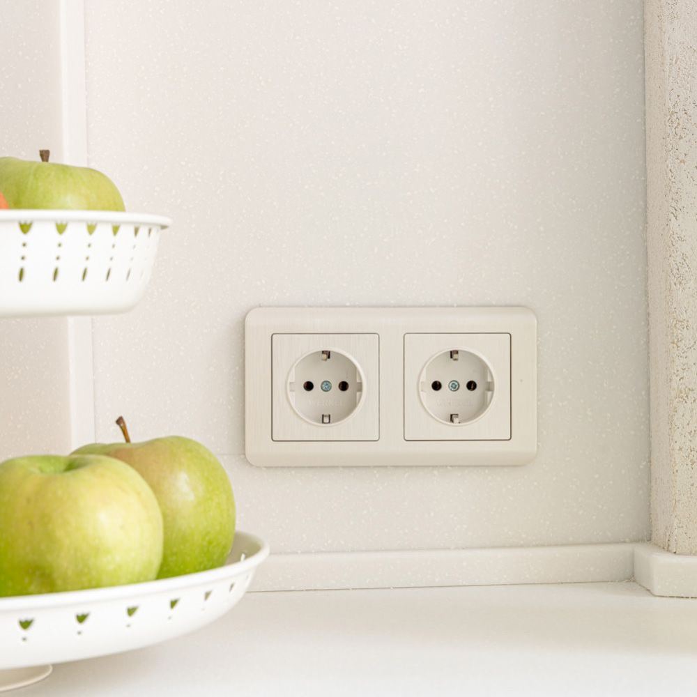 Розетка встраиваемая Werkel с заземлением и шторками Перламутровый рифленый W1171113 — изображение 3